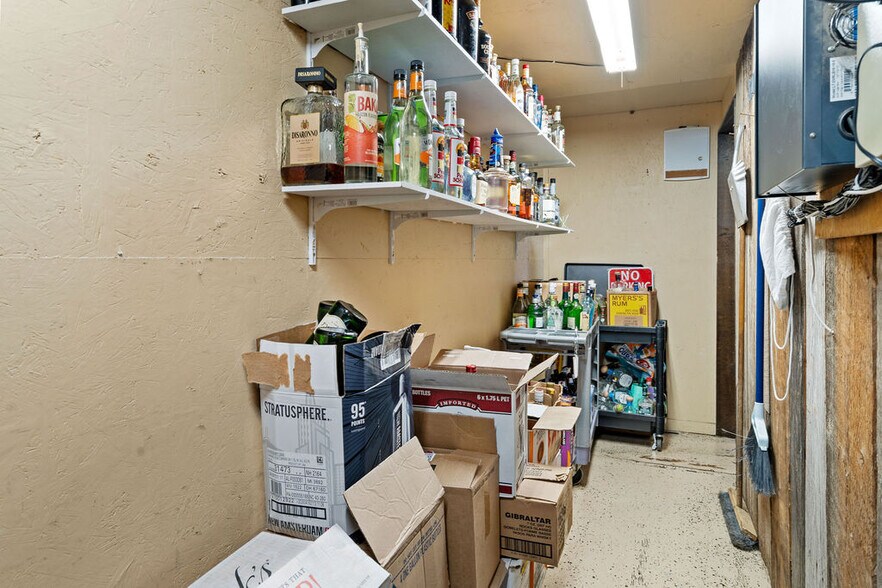 More Photos Of 6425 Pacific Ave, Cloverdale General Retail For Sale