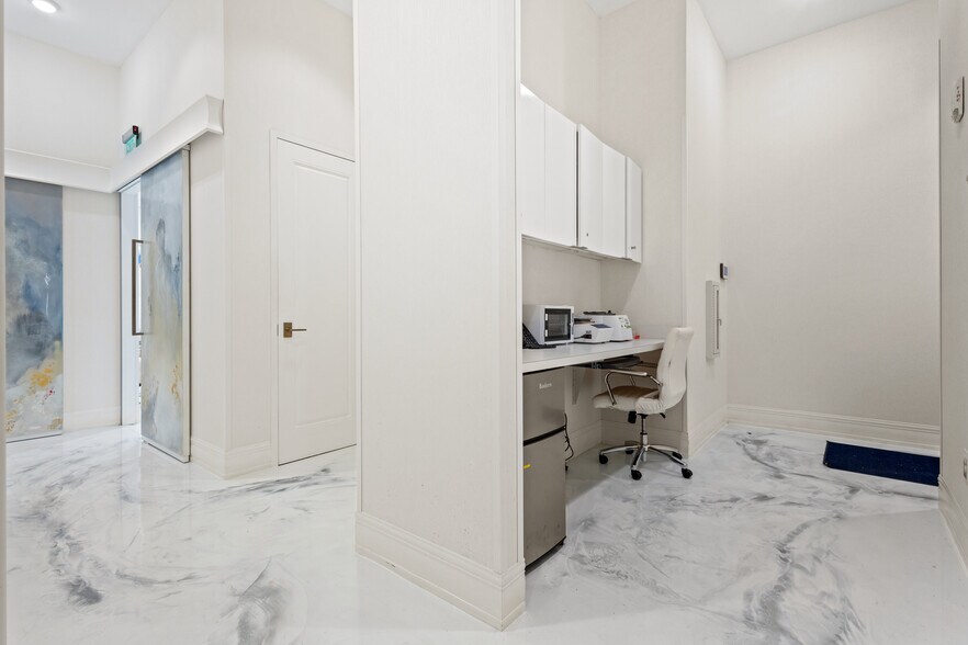 More Photos Of 250 Pharr Rd NE, Atlanta Apartments For Lease