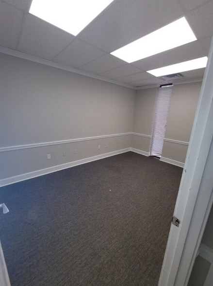 More Photos Of 2013 Devonshire Dr, Columbus Office For Lease