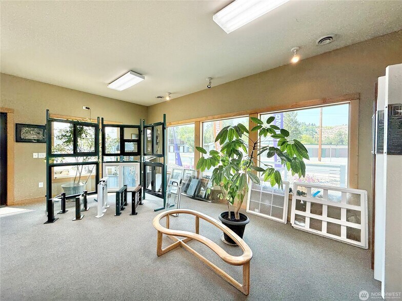 More Photos Of 509 Okoma Dr, Omak Office For Sale
