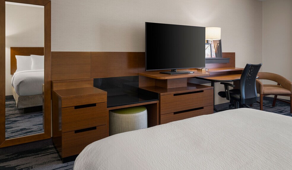More Photos Of 10495 Crosspoint Blvd, Indianapolis Hotel For Sale