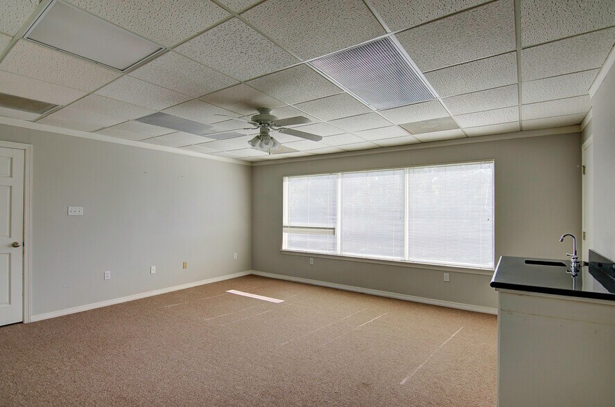 More Photos Of 12603 Highway 105 W, Conroe Office For Sale
