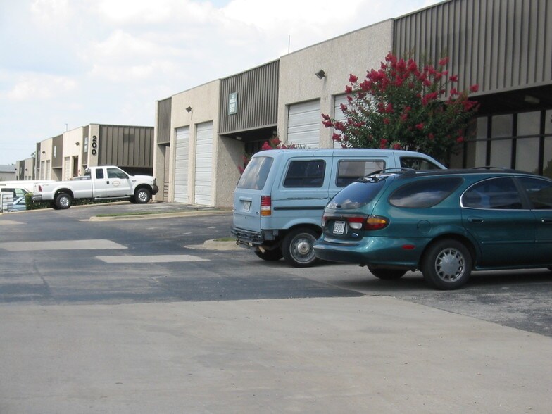 More Photos Of 404 W Powell Ln, Austin Warehouse For Lease