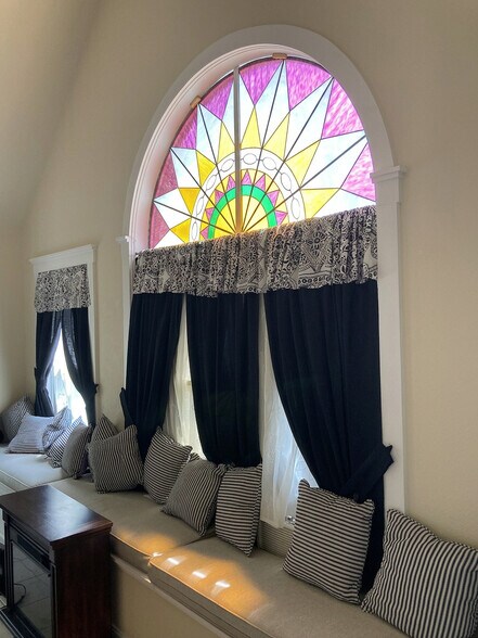 More Photos Of 160 Spring St, Eureka Springs Hospitality For Sale