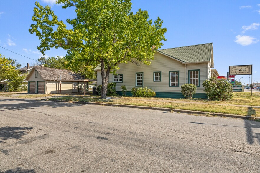 More Photos Of 620 N Main St, Taylor Storefront Retail Office For Sale