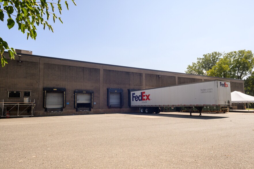 More Photos Of 245-275 Secaucus Rd, Secaucus Warehouse For Lease