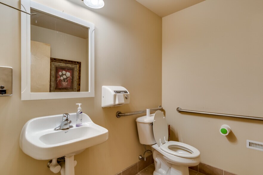 More Photos Of 2734-2751 London Rd, Eau Claire Storefront Retail Office For Sale