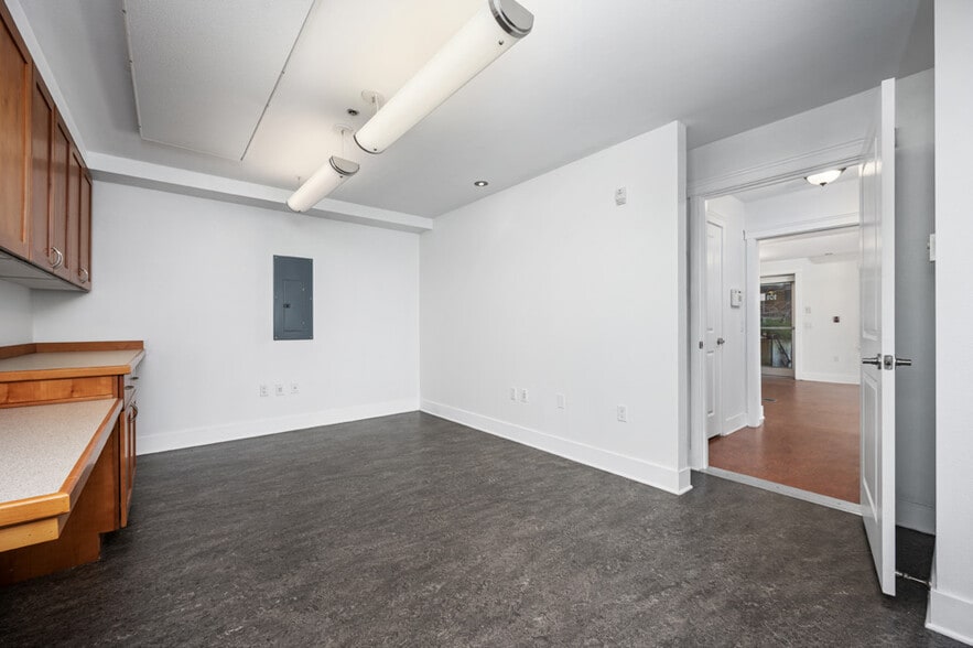More Photos Of 1015 Railroad Ave, Bellingham Apartments For Sale