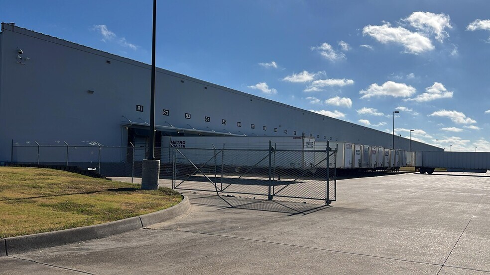 More Photos Of 2200 S Business 45, Corsicana Distribution For Lease