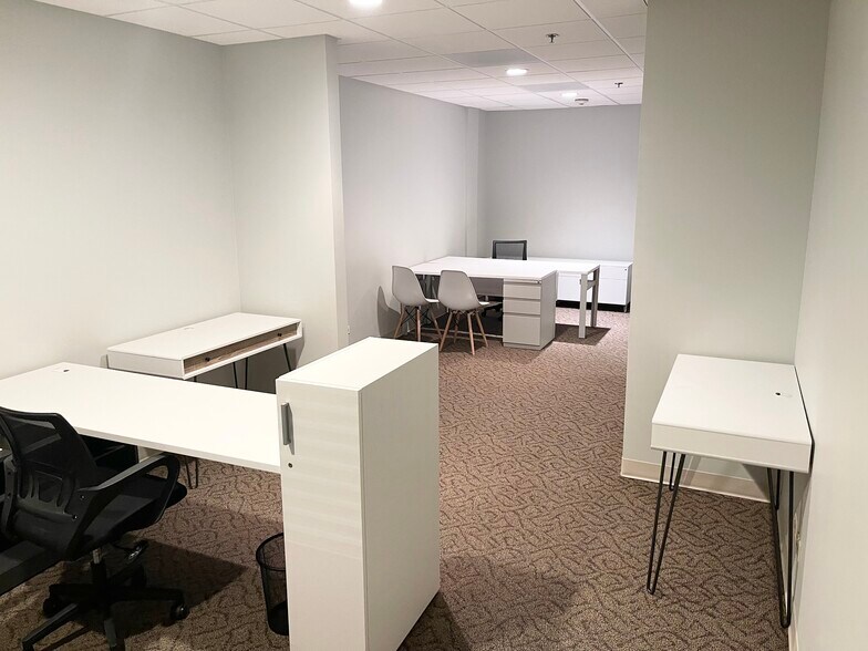 More Photos Of 10700 W Higgins Rd, Rosemont Office For Sale