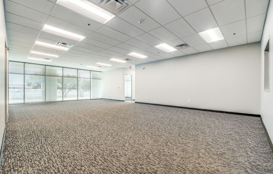 More Photos Of 3319 N Panam Expy, San Antonio Distribution For Lease