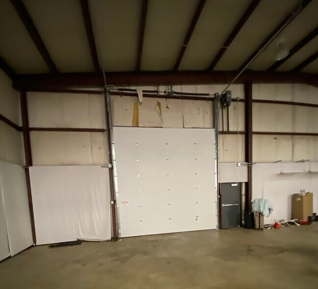 More Photos Of 3850 Capital City Blvd, Lansing Airplane Hangar For Lease