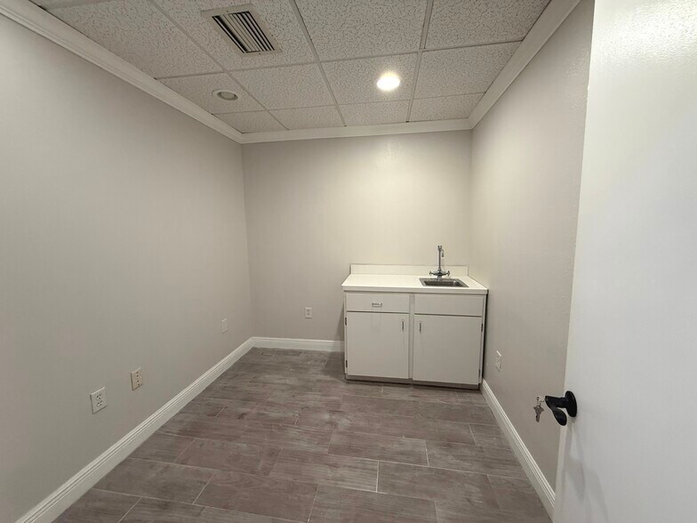 More Photos Of 800 W Plymouth Ave, Deland Medical For Lease