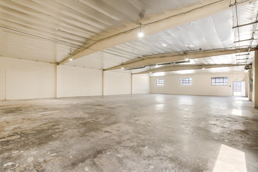 More Photos Of 13755-13761 Saticoy St, Panorama City Warehouse For Lease