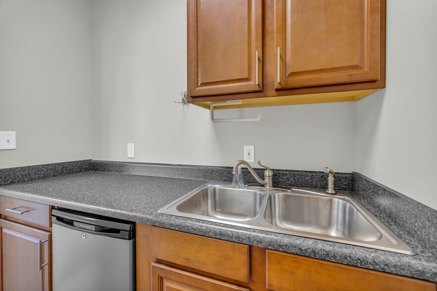More Photos Of 40 Chamisa Rd, Covington Distribution For Lease