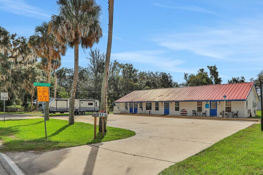 Primary Photo Of 413 Elm St, Welaka Freestanding For Sale