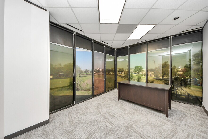 More Photos Of 6100 Corporate Dr, Houston Office For Sale