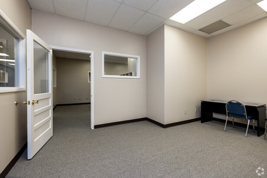 More Photos Of 601 E Marshall St, Sweet Springs Flex For Sale