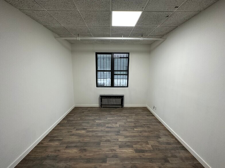 More Photos Of 805 E 139th St, Bronx Showroom For Lease