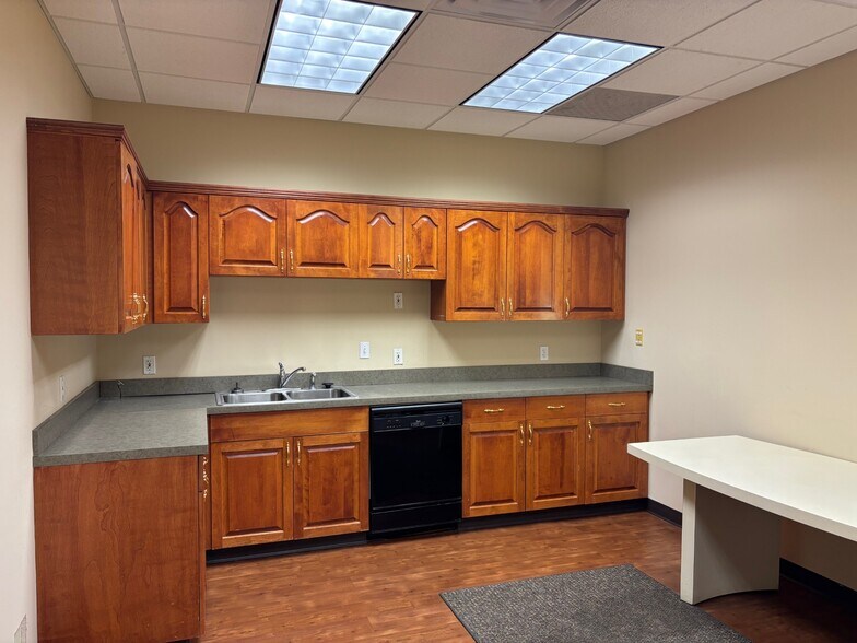 More Photos Of 5125 Roe Blvd, Mission Office For Sale