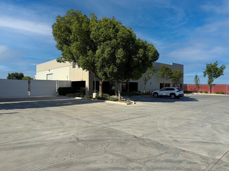 Primary Photo Of 3555 Landco Dr, Bakersfield Warehouse For Lease