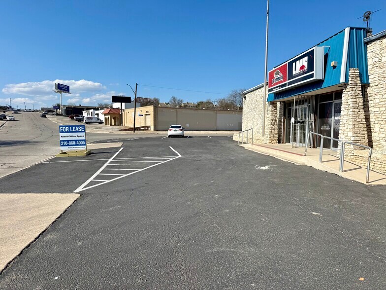 More Photos Of 5607 Kenwick St, San Antonio Showroom For Sale
