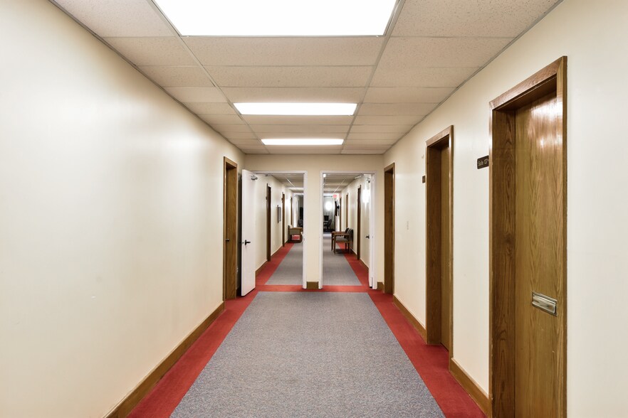 More Photos Of 913 W Holmes Rd, Lansing Medical For Sale