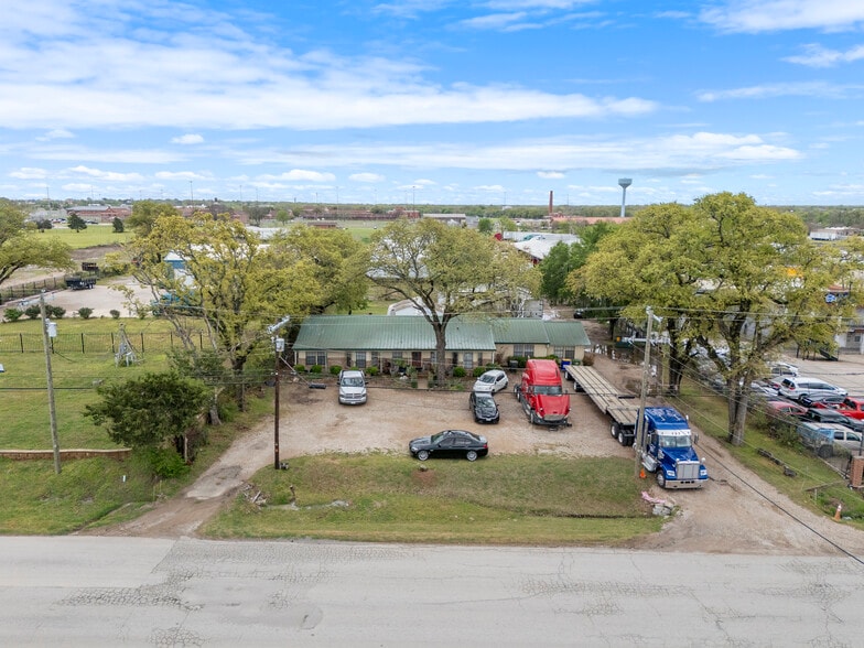 More Photos Of 303-A W Simonds, Seagoville Manufacturing For Sale