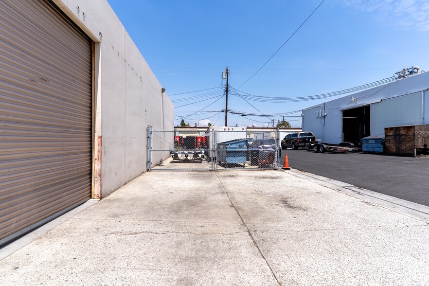 More Photos Of 931-945 W Hoover Ave, Orange Manufacturing For Sale