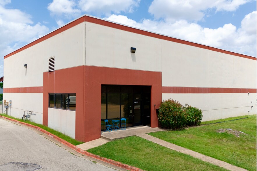 More Photos Of 2004 Lamar Dr, Round Rock Warehouse For Lease