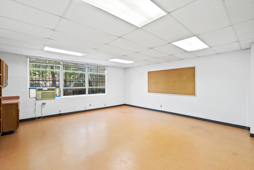 More Photos Of 1701 W Woodlawn Ave, San Antonio Religious Facility For Sale