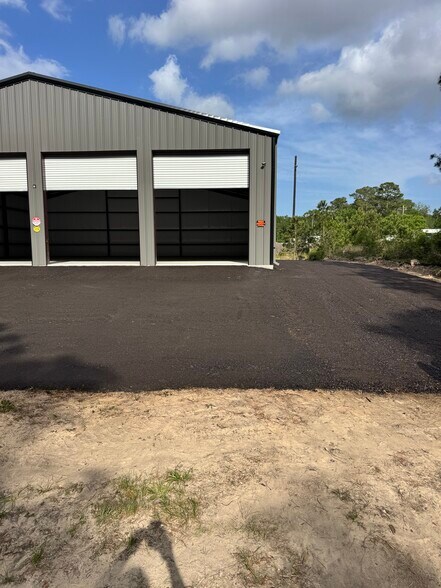 More Photos Of 18922 Caspian Dr, Humble Industrial For Lease