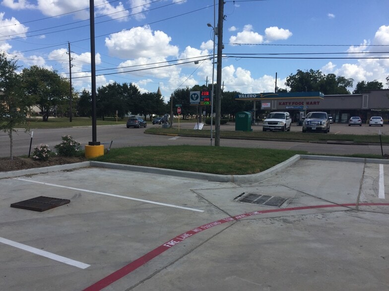 More Photos Of 701 Pin Oak Rd, Katy Storefront Retail Office For Lease
