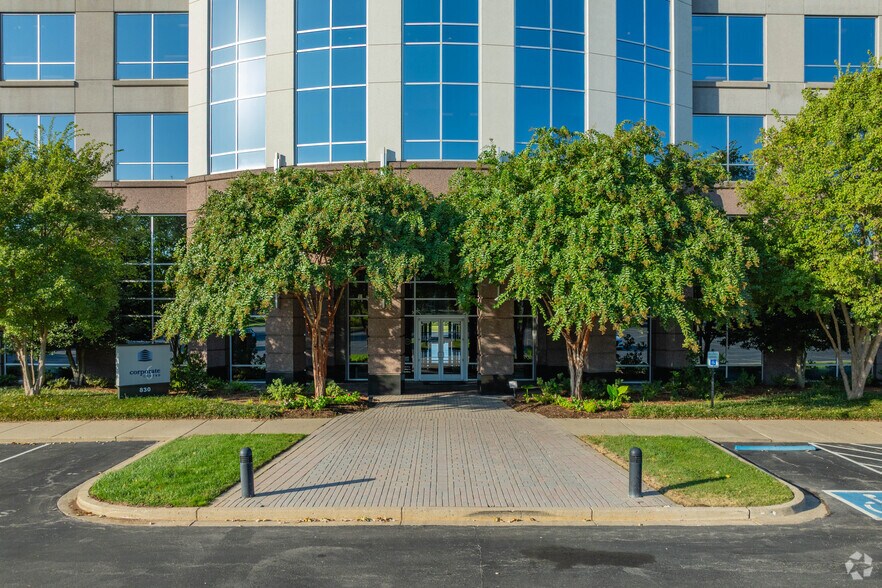 More Photos Of 830 Crescent Centre Dr, Franklin Office For Lease