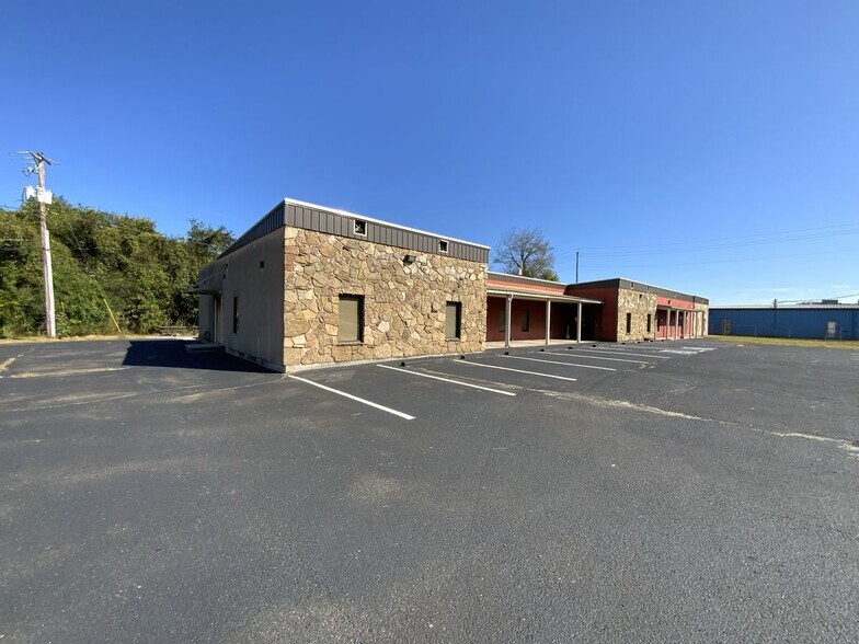 More Photos Of 2415 N Gateway Ave, Harriman Medical For Sale