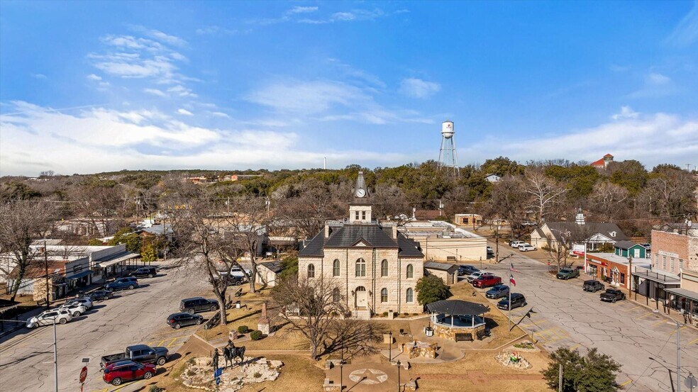 More Photos Of 114 NE Barnard St, Glen Rose Storefront For Lease