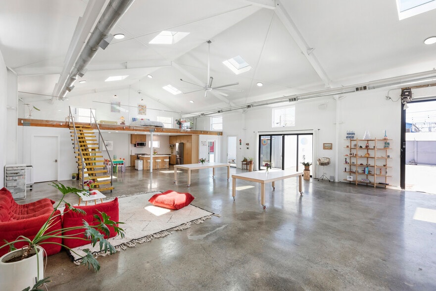 More Photos Of 3475 Union Pacific Ave, Los Angeles Manufacturing For Sale