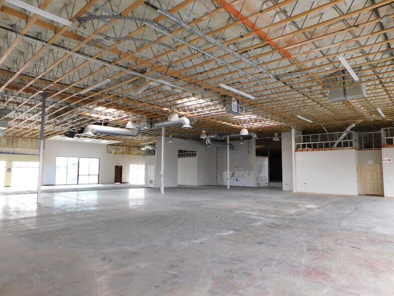 More Photos Of 4830 W Oquendo Rd, Las Vegas Light Manufacturing For Lease