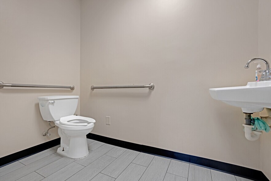 More Photos Of 1740 Oak Tree Rd, Edison Medical For Sale