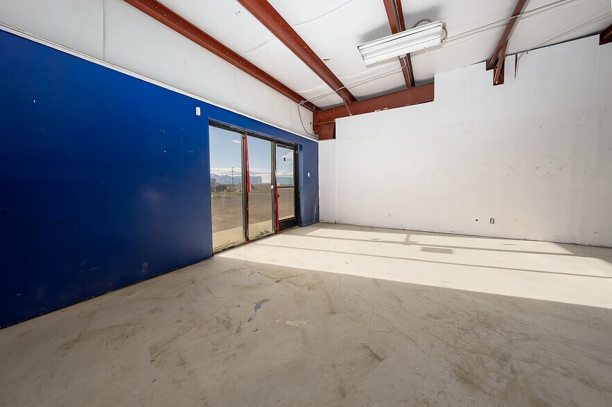 More Photos Of 1353-1363 Inyokern Rd, Ridgecrest Showroom For Lease