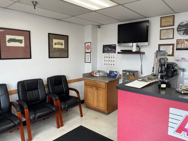 More Photos Of 8740 Cherry Ln, Laurel Light Manufacturing For Sale