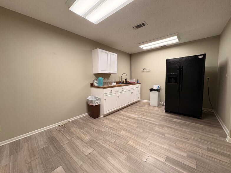 More Photos Of 106 W Turbo Dr, San Antonio Flex For Sale