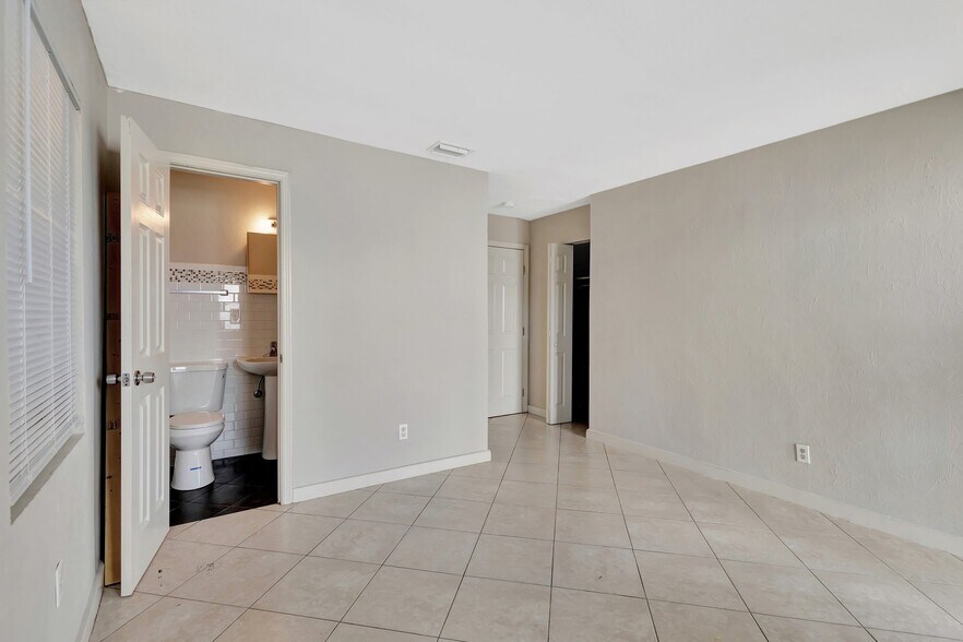 More Photos Of 832 S J St, Lake Worth Beach Multifamily For Sale