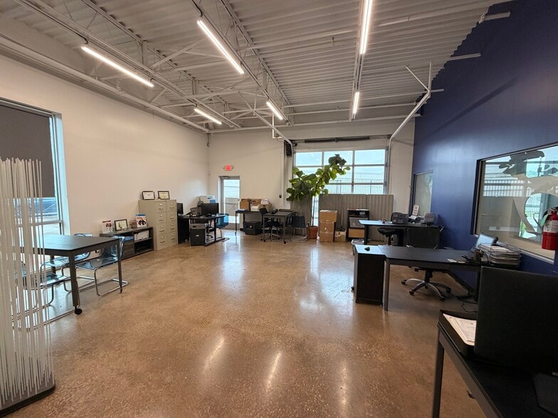 More Photos Of 202 Comstock St W, Dallas Warehouse For Lease
