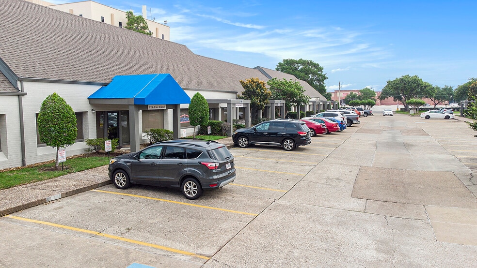 More Photos Of 17000 El Camino Real, Houston Unknown For Lease