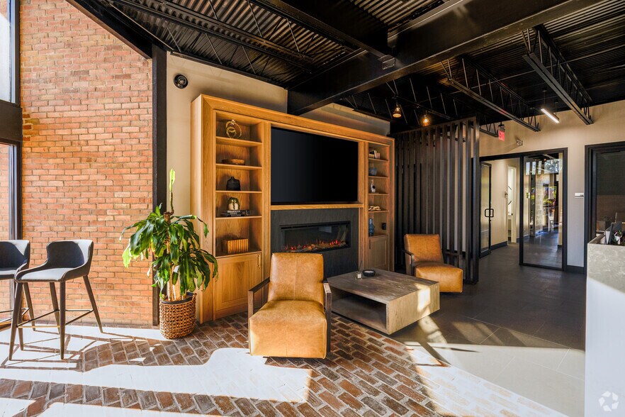 More Photos Of 220 W Bridge St, Dublin Office For Lease