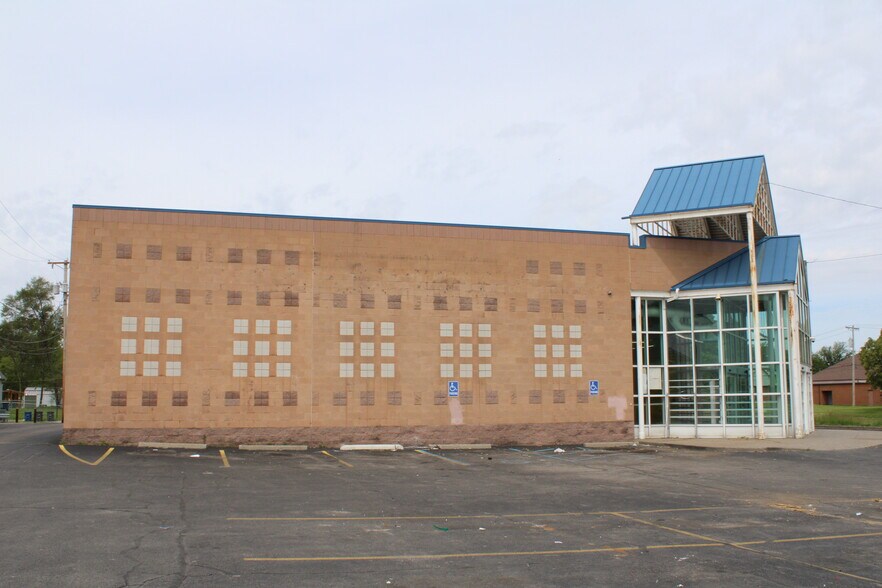 More Photos Of 551 Dorr St, Toledo Freestanding For Sale