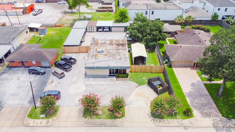 More Photos Of 1722 Monarch Oaks St, Houston Office For Lease