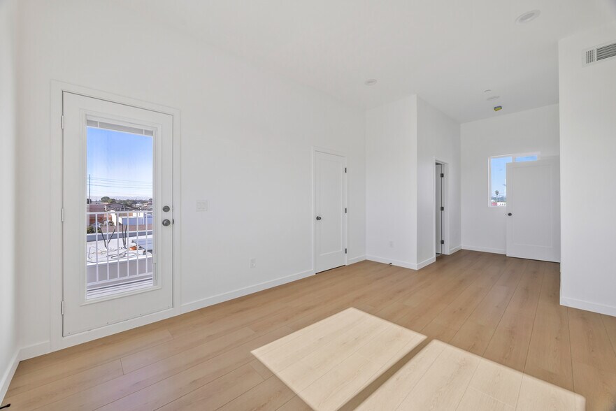 More Photos Of 10905 Dalerose Ave, Inglewood Multifamily For Sale