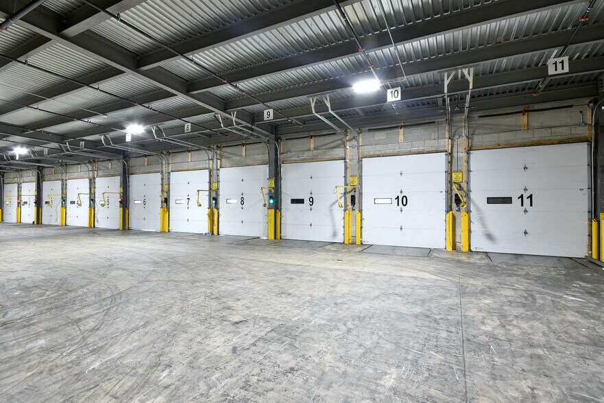 More Photos Of 6363 W 73rd St, Bedford Park Manufacturing For Lease